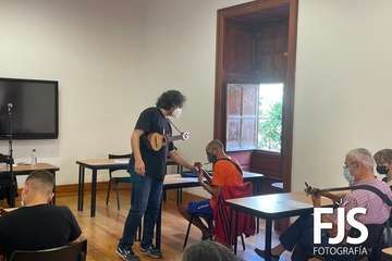 La Casa Condal de Telde  toca el timple/Francisco Javier Santana.